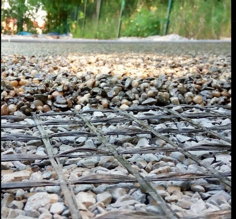 Rete per il rinforzo dei tappeti in pietra